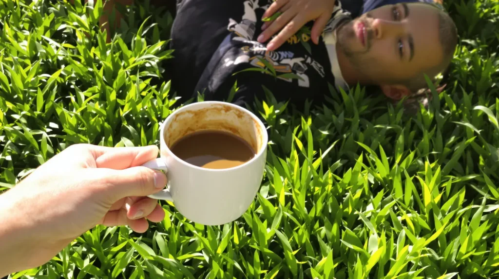 Votre pelouse redeviendra plus dense et plus verte en ajoutant un seul élément naturel dès aujourd'hui (sans produits chimiques)